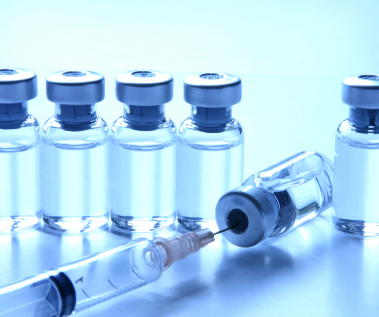 Proiectul totalitar al legii vaccinării intră în dezbatere publică luna aceasta. Autoritățile vor să îi oblige pe părinți să-și vaccineze copiii. Ce riscă cei care se opun