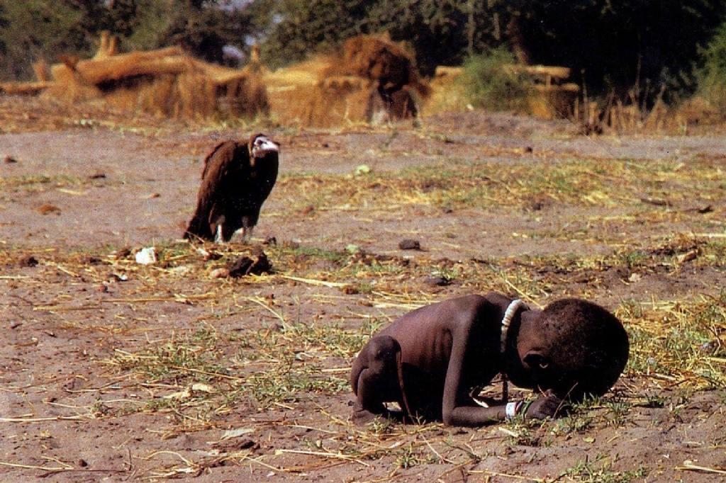 vultur si copil in timpul foametei din Sudan din 1994