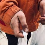 Copii fără copilărie. Cum arată mâinile unui băiețel de 11 ani care culege și vinde urzici pentru a-și ajuta mama și frații